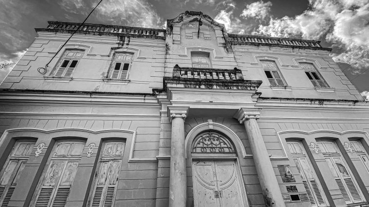 Casarão neoclássico na Ribeira